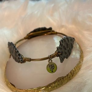 Signed Bourbon and Bow ties gold tone wire wrap black arrowhead bracelet